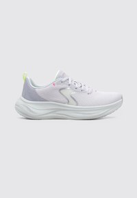 Baskets blanches de sport avec une tige en maille et des accents gris clair. Présentent une semelle arrondie avec un motif texturé et un onglet à talon vert fluo.