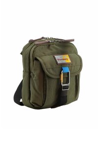 Borsa in tessuto verde oliva con tasca frontale a patta, toppa con logo giallo e grigio, zip argentata e accento con clip e strap blu.