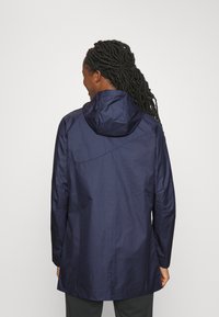 Giacca da pioggia leggera blu navy con cappuccio, maniche lunghe e una texture liscia e lucida. Presenta un taglio dritto e senza chiusure visibili.