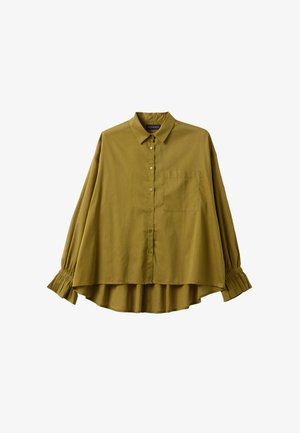 Camisa de manga larga verde oliva con cierre de botones, cuello, bolsillo en el pecho, puños fruncidos y dobladillo asimétrico.