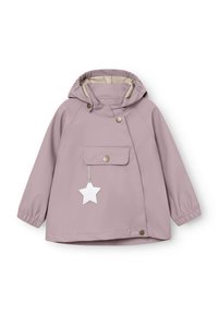 Giacca impermeabile lilla con cappuccio, bottoni a pressione, polsini elastici, tasca frontale e etichetta a forma di stella. Tessuto liscio, vestibilità casual.