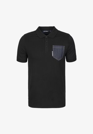 Camiseta polo negra de algodón, con un bolsillo de parche de denim en el pecho izquierdo y un cuello con tres botones.