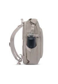 Lichtgrijze rugzak met oprolbare bovenkant, verstelbare riemen en een zijvak met een zwarte geïsoleerde waterfles met zilverkleurig deksel.