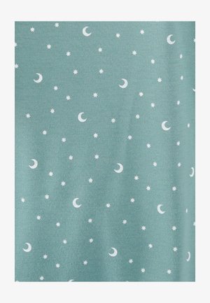 Tessuto verde chiaro con un motivo ripetuto di lune e stelle bianche, con una texture liscia e un design informale e rilassato.