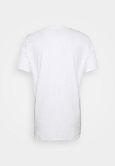 T-shirt bianco a maniche corte realizzato in cotone, con scollo rotondo e una texture semplice e liscia, senza loghi o motivi visibili.