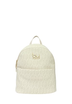 Zaino beige con un sottile motivo a logo ripetuto, emblema della marca in oro e tasca frontale con cerniera.