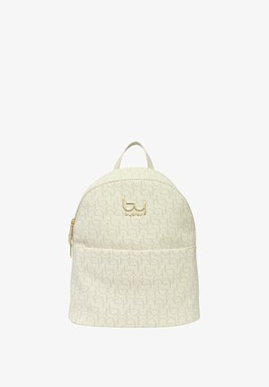 Zaino beige con un sottile motivo a logo ripetuto, emblema della marca in oro e tasca frontale con cerniera.