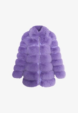 Cappotto in pelliccia sintetica viola con un design voluminoso, presenta un colletto rialzato e una zip frontale, con texture di segmenti orizzontali soffici.