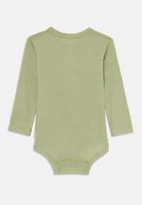Bodysuit de bebé de mangas longas em verde claro com riscas, com gola redonda e fechos de pressão na parte inferior, visto de costas.