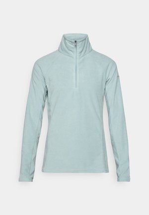 Lys blå fleece genser med høy krage og halv glidelås foran. Myk tekstur, lange ermer og en tettsittende passform. Utsmykket med en logo på ermet.