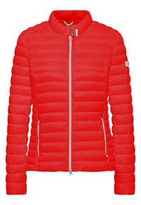 Červená lehká péřová bunda s vysokým límcem, horizontálním prošíváním, předním zipem a dvěma bočními kapsami. Hladká textura, sportovní design.