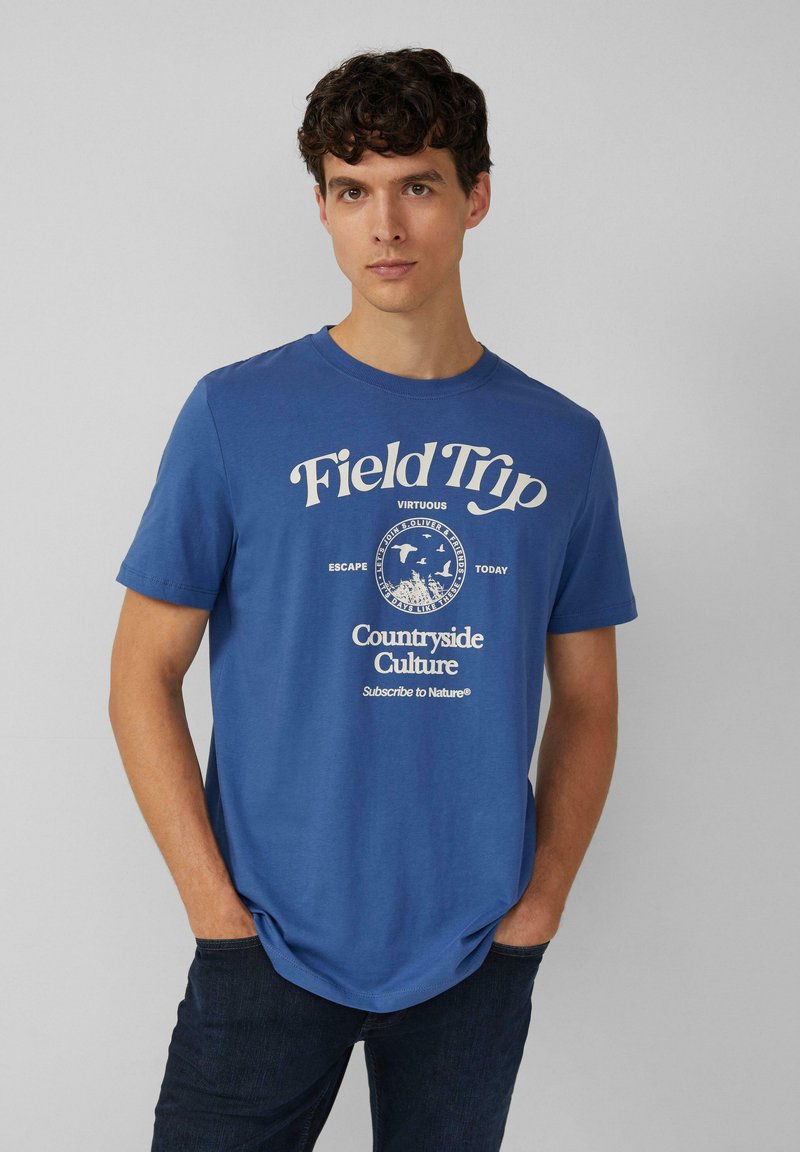 Niebieska bawełniana koszulka z krótkim rękawem, z białym tekstem graficznym i okrągłym nadrukiem tematycznym związanym z naturą z przodu, luźny krój.