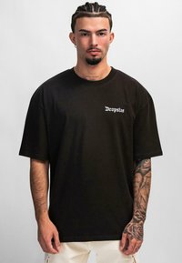 Zwarte oversized t-shirt met korte mouwen, met een witte "Dropsize" logo op de borst. Glad katoen textuur, relaxte pasvorm.