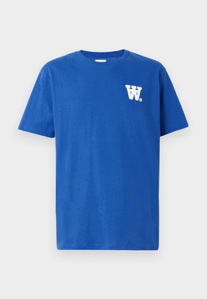 Blauwe katoenen t-shirt met een ronde hals, korte mouwen en een wit logo op de linker borst. Zachte textuur en normale pasvorm.