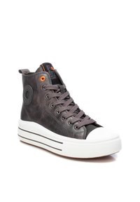 Zapatillas altas de lona sintética gris oscuro, con cordones grises, punta de goma blanca, suela plataforma con rayas negras y ojales naranjas.