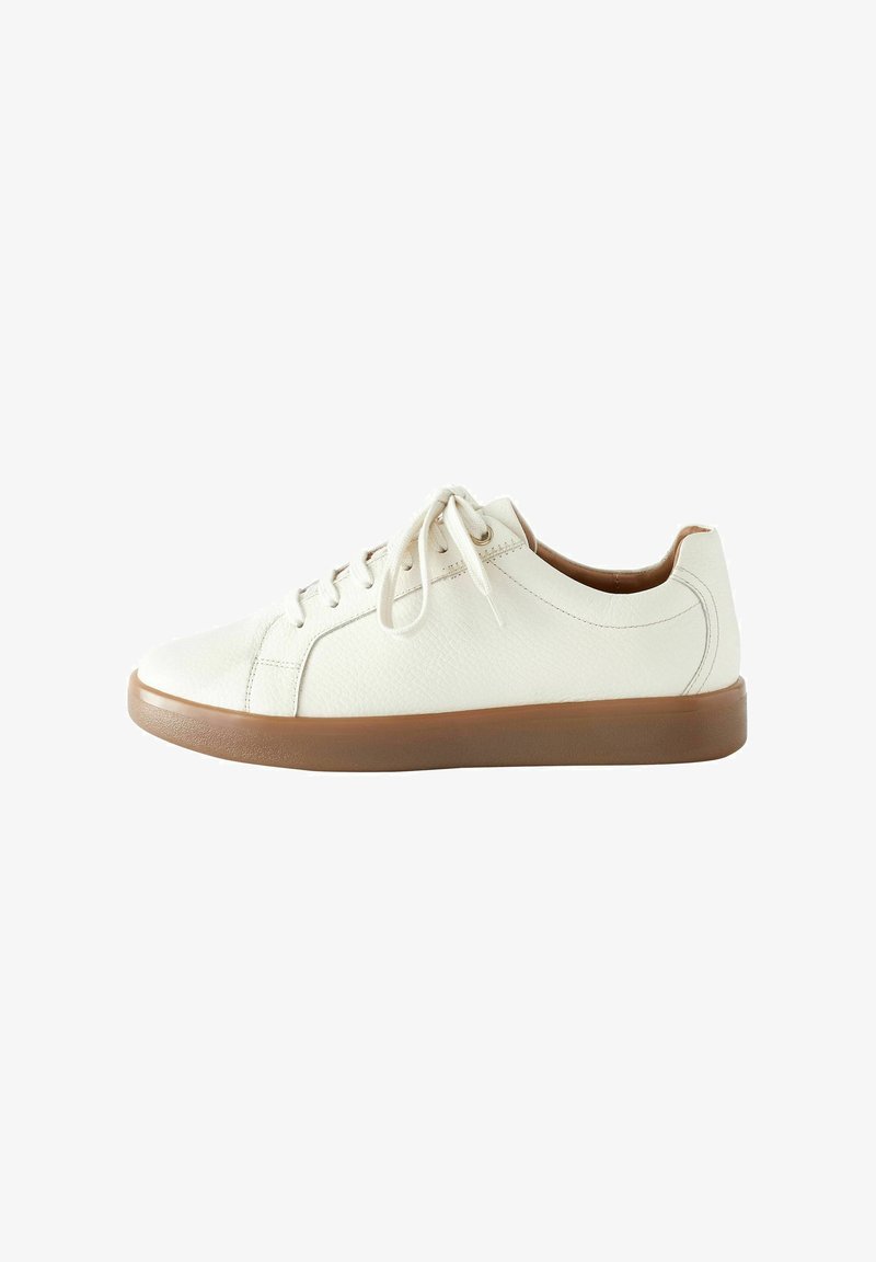 Sneaker in pelle bianca con punta rotonda, suola in gomma piatta e accenti marrone chiaro. Presenta cuciture tonali e chiusura con lacci.