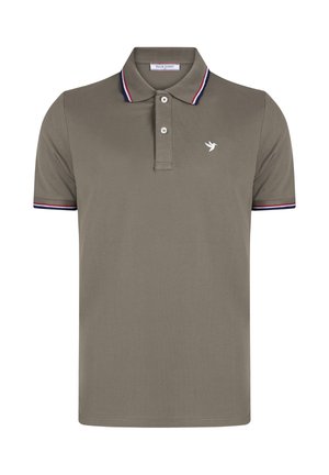Polo vert olive à manches courtes avec deux boutons, col et bordures de manches rayées, et un petit logo oiseau blanc sur la poitrine.