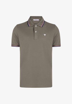 Polo de manga corta color verde oliva con dos botones, cuello y bordes de las mangas a rayas, y un pequeño logo blanco de un pájaro en el pecho.