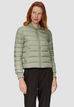 Lichtgroene gewatteerde jas met horizontale quilting, frontzipper en zijzakken. Ribgebreide manchetten en kraag verbeteren de pasvorm en warmte.