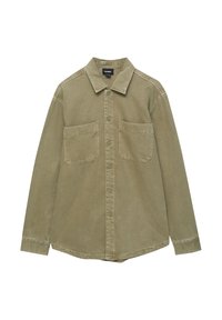 Chemise olive à manches longues avec boutons, deux poches poitrine avant et col pointu, posée à plat sur fond blanc.