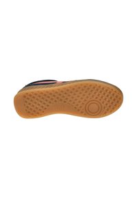 Suela de zapatilla negra y rosa con un patrón de goma texturizado. Presenta un acento circular y la marca "Gola" embellecida en la parte inferior.