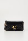 TABBY CHAIN CLUTCH IN SIGNATURE LEATHER - Soma ar siksnu pāri ķermenim - black