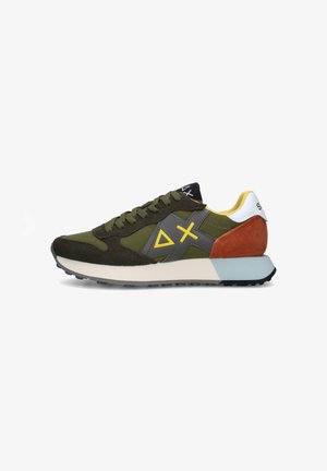 Groene en bruine sneaker met geel driehoek- en kruislogo aan de zijkant, witte hielband, oranje suède hiel en grijze zool met blauwe accenten.
