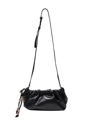 Sac à épaule en cuir noir avec détails froncés, bandoulière réglable et pompons décoratifs avec perles dorées sur fond blanc.