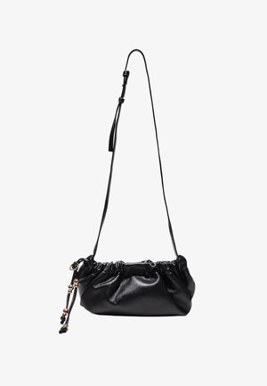 Sac à épaule en cuir noir avec détails froncés, bandoulière réglable et pompons décoratifs avec perles dorées sur fond blanc.