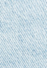 Tejido de mezclilla azul claro con una textura suave y un patrón de tejido diagonal, mostrando un color uniforme en toda su superficie.