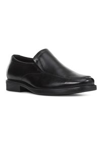 Chaussure habillée pour homme en cuir noir, modèle à enfiler, avec un petit talon et un bout carré arrondi, présentant des détails subtils de coutures.