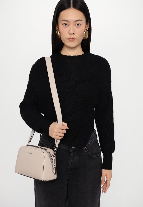 V-WAIST BAGGY - Relaxed fit jeans - hitch2