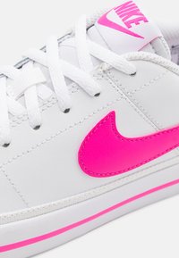 Nike Sportswear COURT LEGACY - Sportcipő - white/laser fuchsia