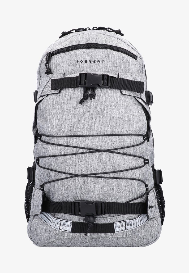 Mochila de tela gris con correas ajustables, múltiples cremalleras y un sistema elástico de tensores. Incluye bolsillos laterales de malla y acentos en negro.