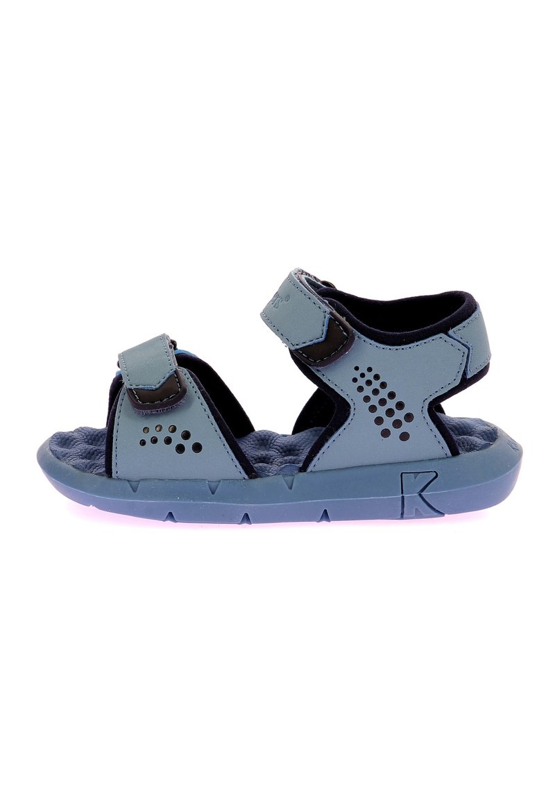 Sandalias infantiles de color azul claro con dos correas ajustables, plantilla texturizada y una suela resistente que presenta un distintivo logotipo de K.