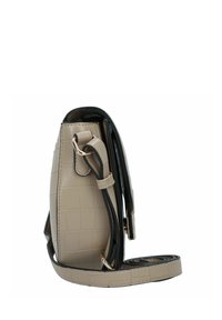 Borsa a tracolla in ecopelle beige con una texture a motivo coccodrillo, dettagli neri e una tracolla removibile. Forma rettangolare.