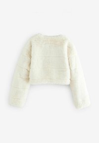 Kreminė dirbtinė kailio trumpa striukė su ilgomis, pūkuotomis rankovėmis ir tekstūruotu, vagotu dizainu. Yra apvalus iškirpimas ir jokių užsegimų.