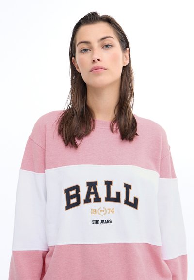 Rosa og hvit fargeblokkerte genser med kraftig tekst "BALL," rund hals og lange ermer i mykt bomullsmateriale.