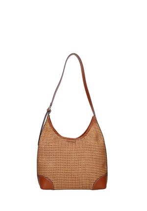 Borsa a tracolla marrone intrecciata con rifiniture in pelle agli angoli e sulla tracolla, con una piccola etichetta rettangolare del marchio vicino al centro superiore.
