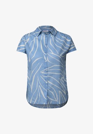 Camicetta azzurra chiara a maniche corte in cotone con motivo a foglie bianche, dotata di una chiusura frontale con bottoni e orlo curvo.