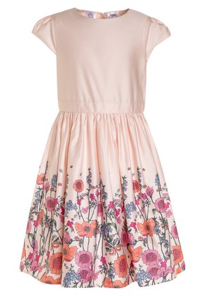 Hellrosa kurzärmeliges Kleid mit tailliertem Oberteil und ausgestelltem Rock, der entlang des Saums ein buntes Blumenmuster zeigt.