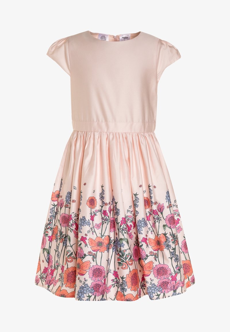 Robe rose pâle à manches courtes avec un corsage ajusté et une jupe évasée ornée d'un motif floral coloré le long de l'ourlet.