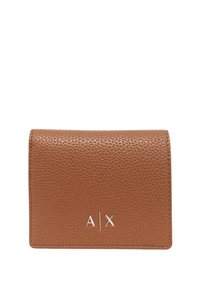 Portafoglio in pelle marrone con texture, design pieghevole, caratterizzato da un logo argento "A|X" sulla parte anteriore. Forma compatta e rettangolare.