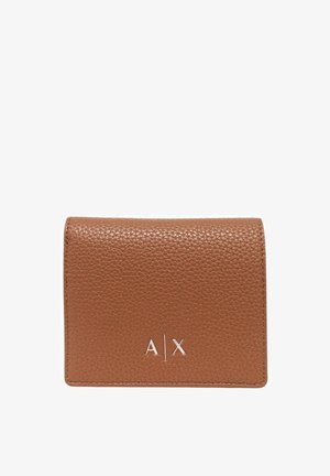 Portafoglio in pelle marrone con texture, design pieghevole, caratterizzato da un logo argento "A|X" sulla parte anteriore. Forma compatta e rettangolare.