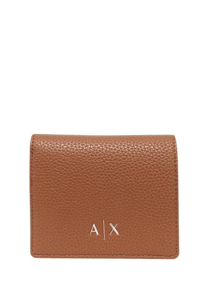 Portafoglio in pelle marrone con texture, design pieghevole, caratterizzato da un logo argento "A|X" sulla parte anteriore. Forma compatta e rettangolare.