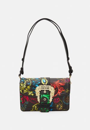 Musta nahkainen olkalaukku, jossa monivärisiä barokki-kukkakuvioita, kullanvärinen koristeellinen solki ja edessä "Versace Jeans Couture" -logolla varustettu kilpi.