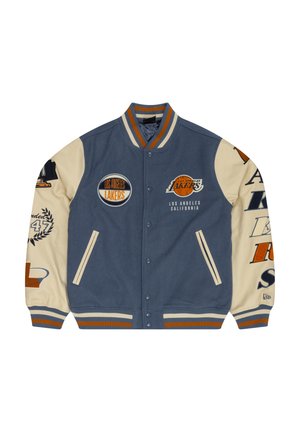 Veste de varsity bleue et crème avec logos brodés, boutons-pression, col et poignets côtelés, et poches latérales. Présente divers graphiques imprimés.