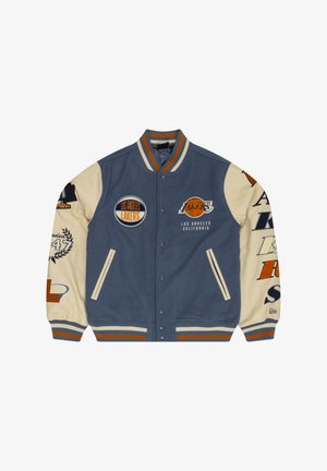 Blå og creme varsity jakke med broderede logoer, trykknapper, ribbet krave og manchetter samt sidelommer. Indeholder forskellige trykte grafik.