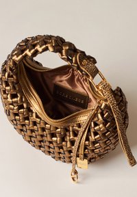 Geflochtener Bronze-Handtasche mit strukturierter Oberfläche, goldenen Beschlägen, einem Reißverschluss und einem satinartigen Innenfutter, das ein Markenetikett trägt.