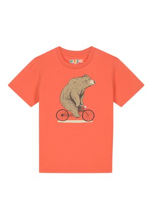 Koraalkleurig t-shirt met korte mouwen met een beer die op een rode fiets rijdt, met een gedetailleerde illustratie en een zachte textuur.